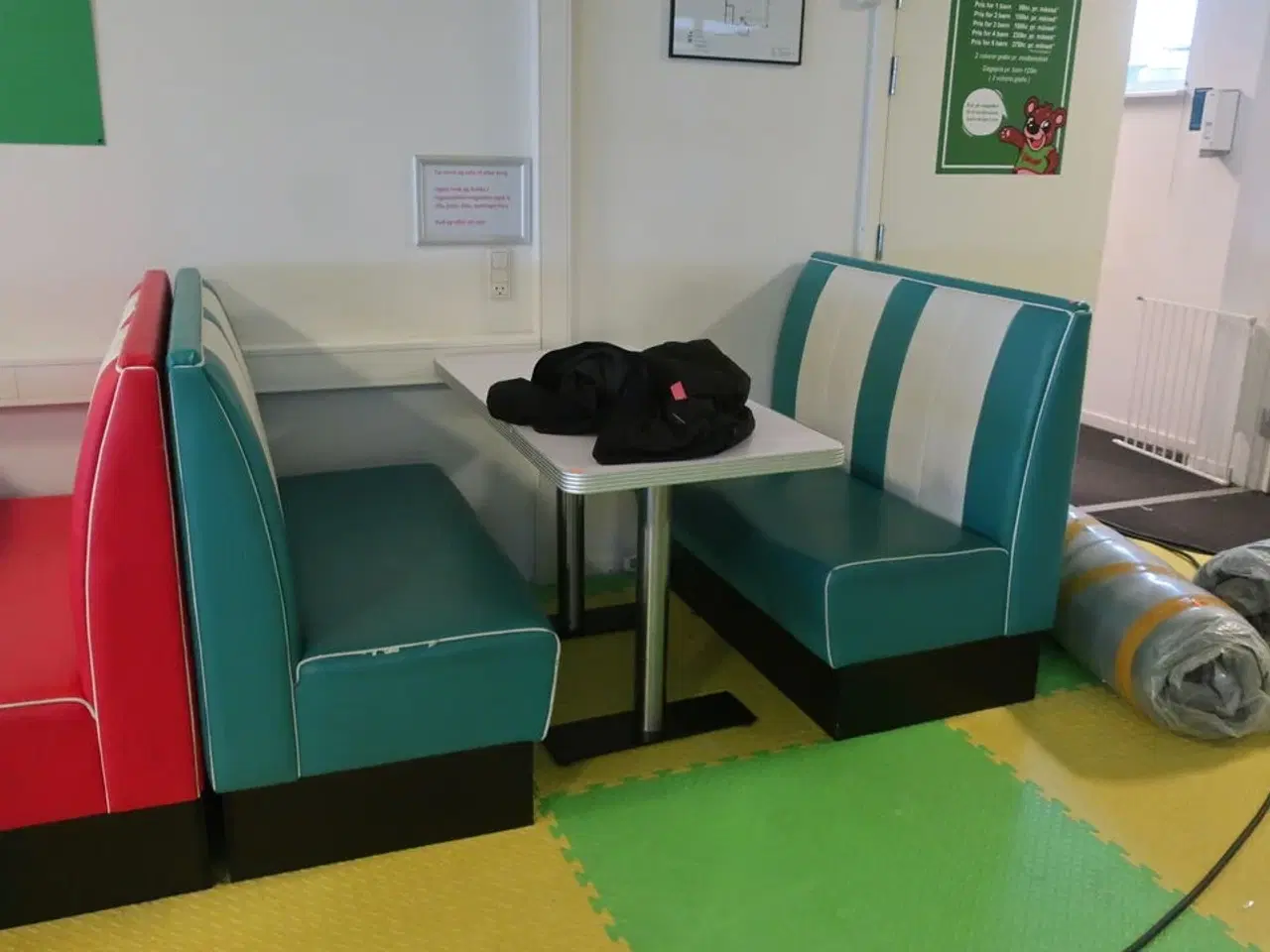 Billede 2 - 12 stk. bænke samt 6 stk. spiseborde