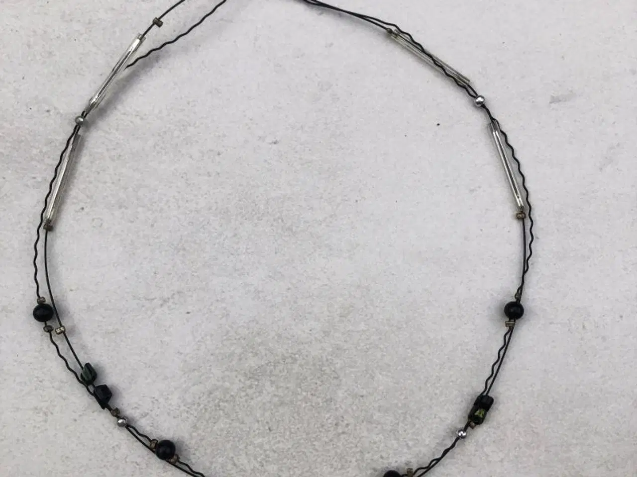 Billede 1 - Håndlavet, unik halskæde med sorte glasperler