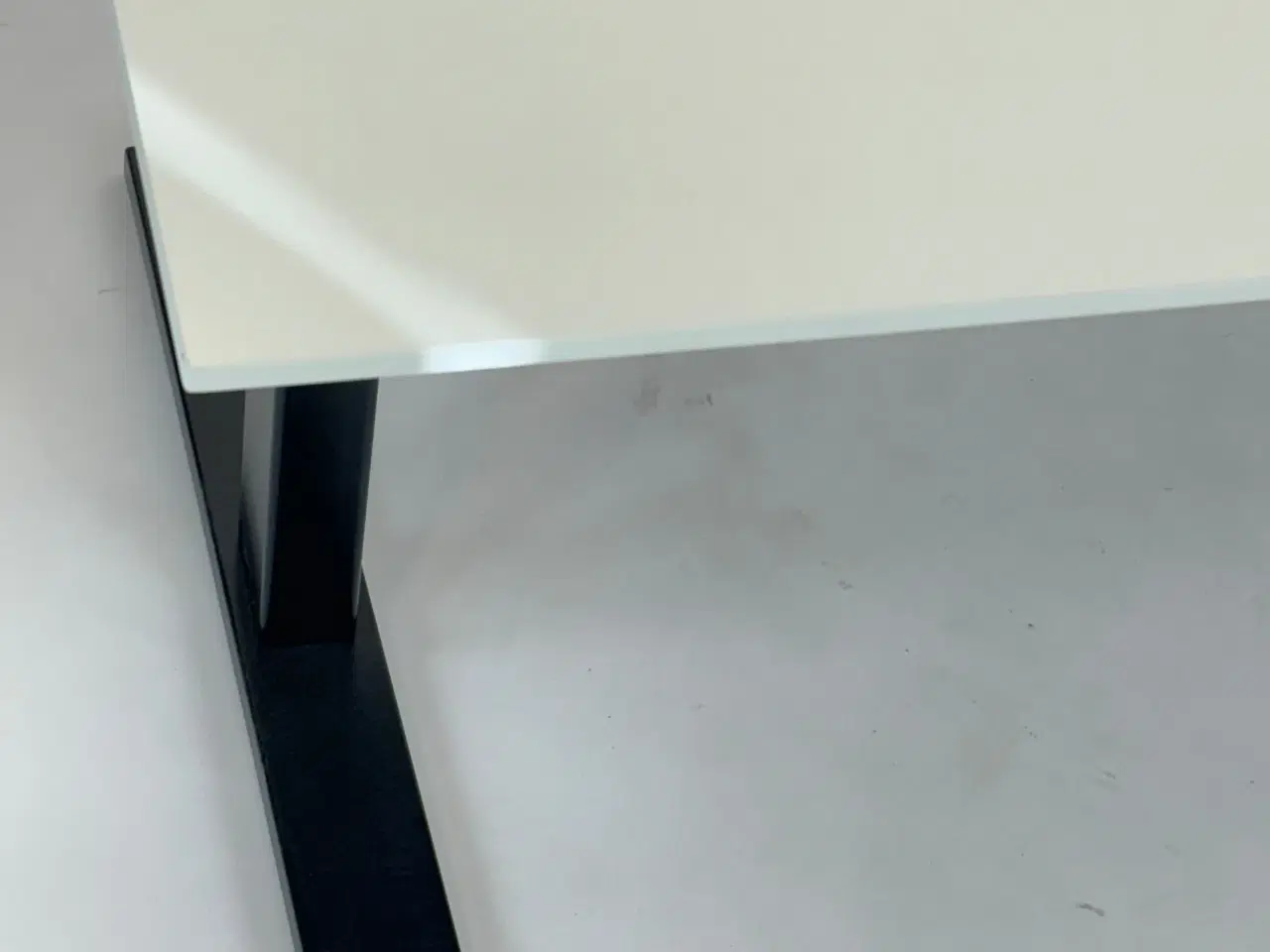 Billede 3 - Hæve-/sænkebord 140x80 (m. faset kant) - Linak