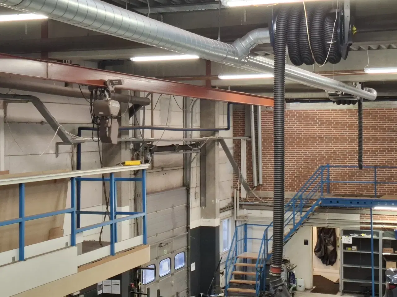 Billede 33 - AUTOVÆRGSTED eller LAGER med store Port. Centralt beliggende ved 2 motorvejstilkørsler. Stort udeareal til præsentation af biler.