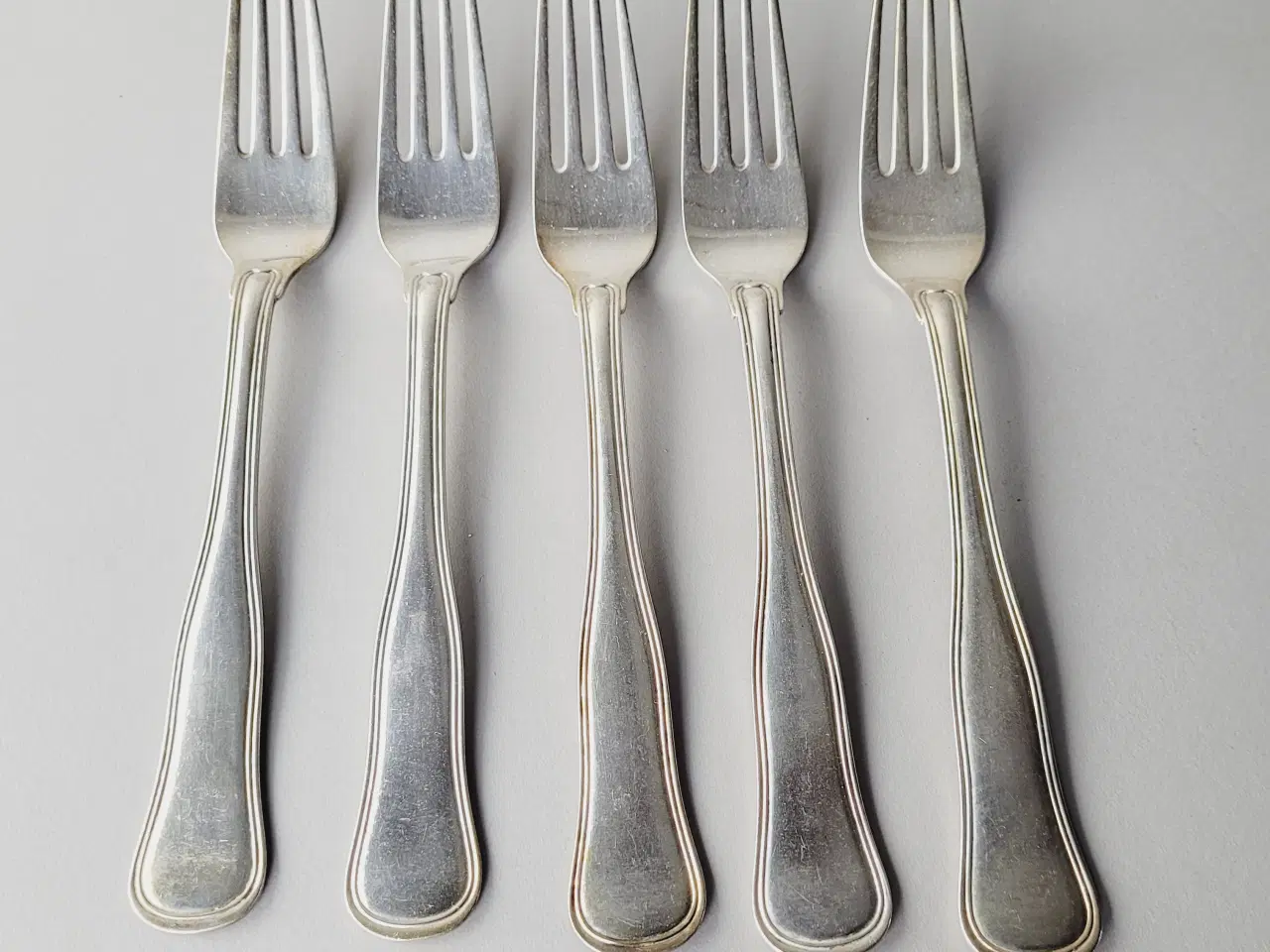 Billede 1 - ⭐️· Smukt Sæt på 5 Antikke COHR A/S Dessertgafler