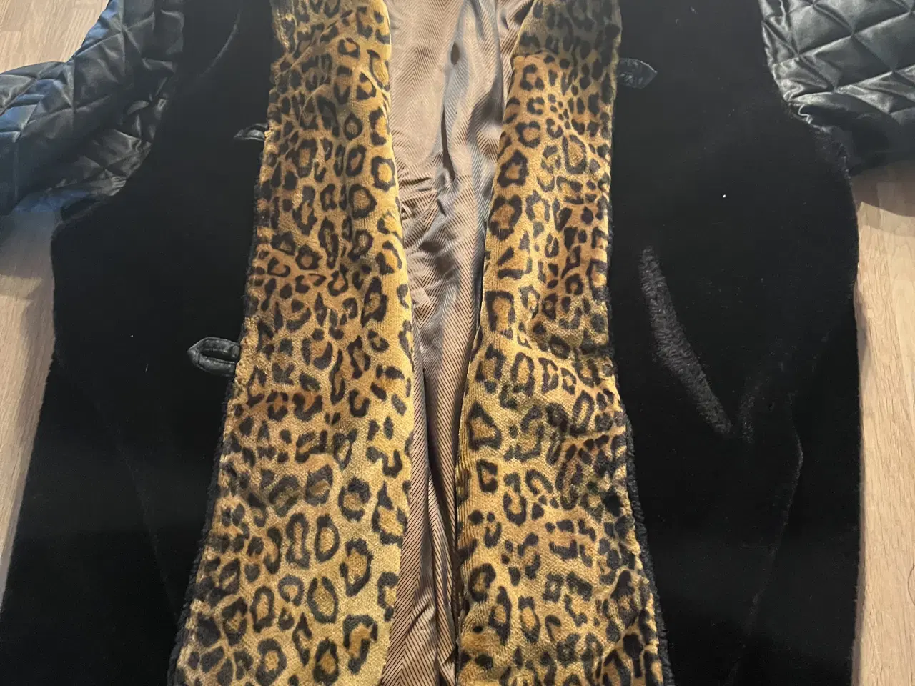 Billede 3 - Pels-jakke str. 48 med Leo-detaljer