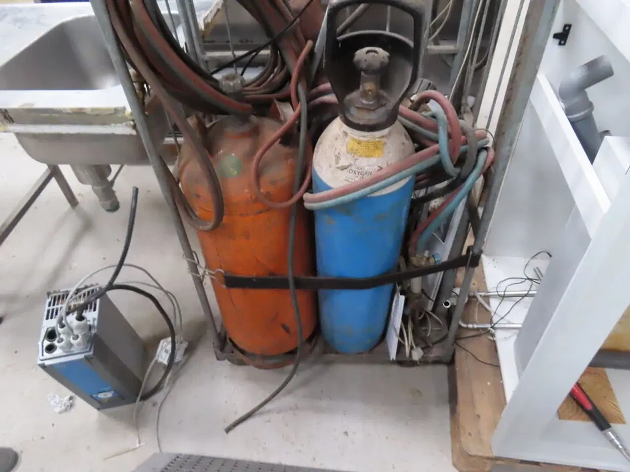 Billede 1 - Gas og oltflasker med slanger