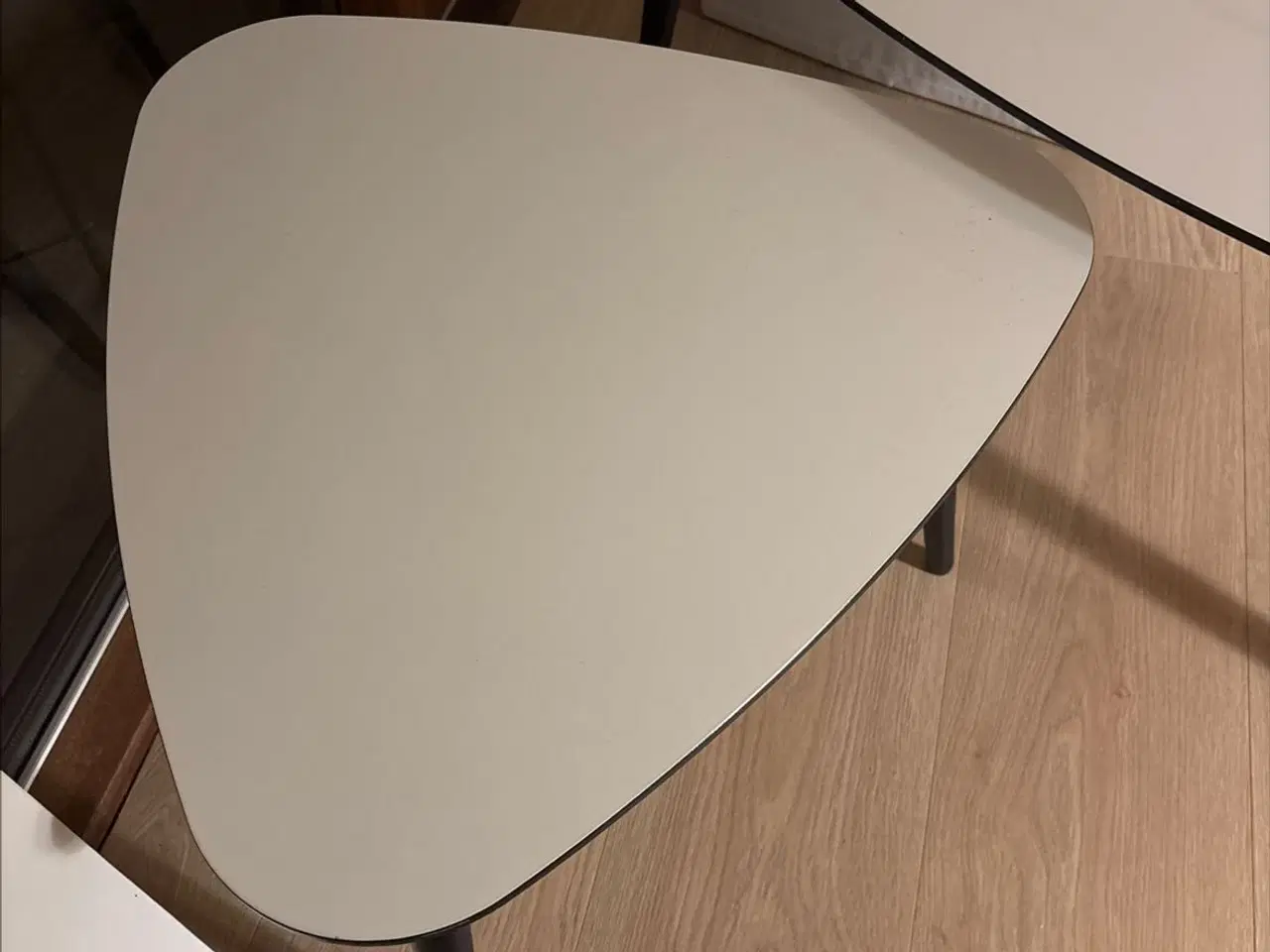 Billede 1 - 2 x sofabord hvid med sorte ben