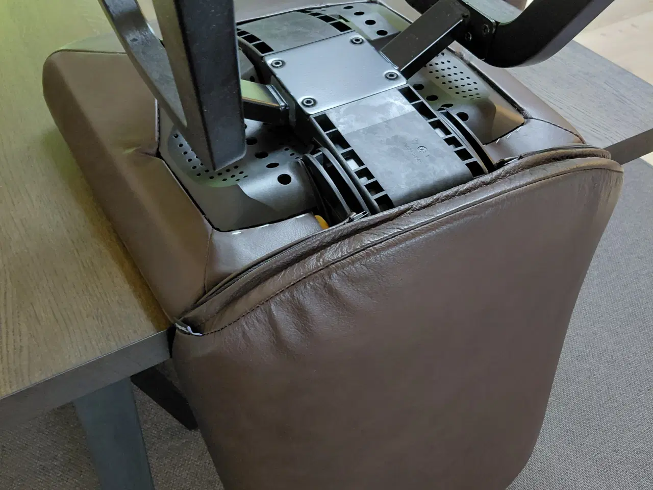 Billede 5 - Spisebord i Massivt egetræ med 8 Stressless stole