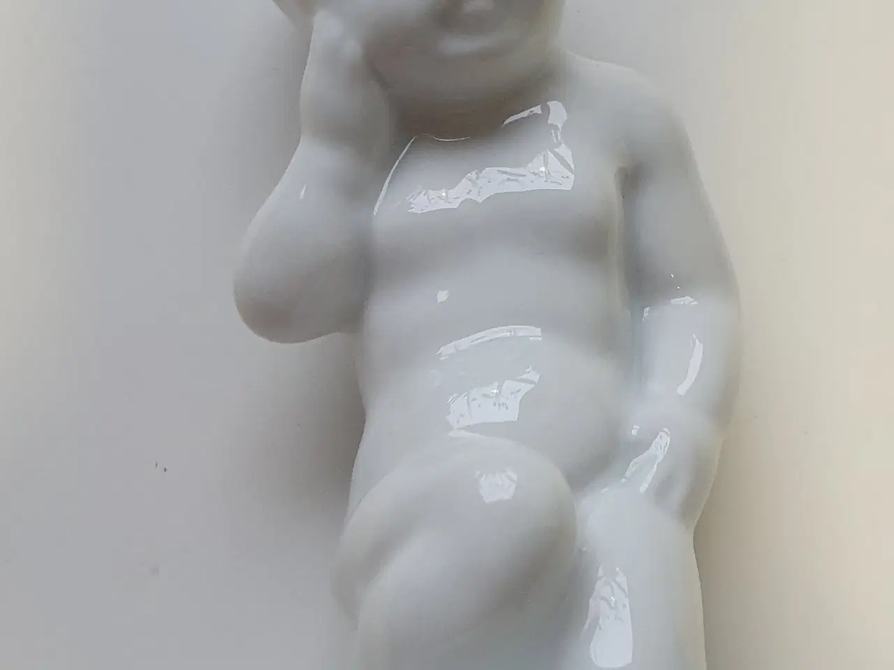Billede 1 - Porcelænsfigur - barn på hug med tandpine