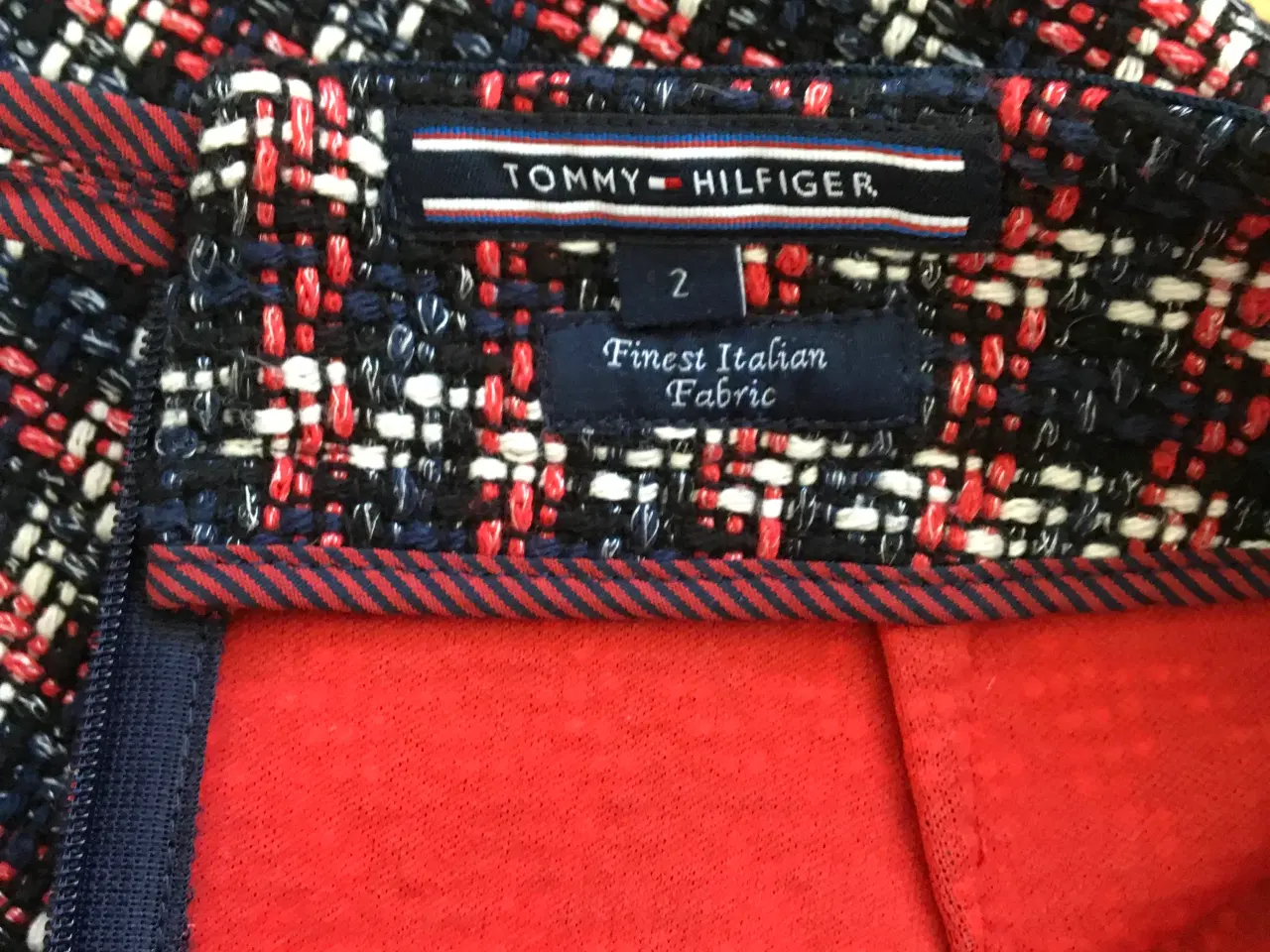 Billede 4 - Tommy Hilfiger, flot Nederdel med for i vævet stof