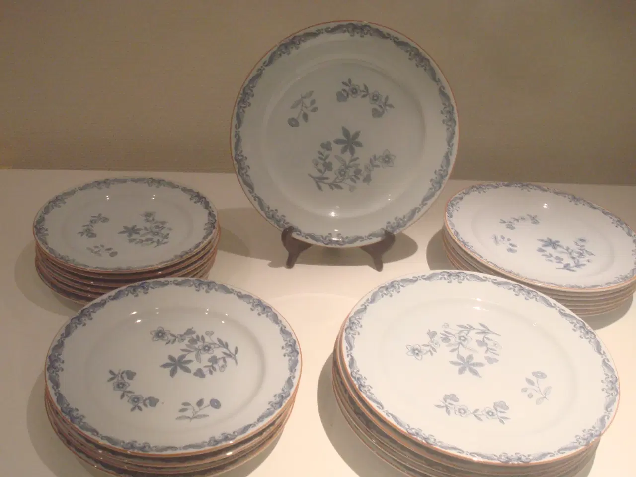 Billede 1 - OSTINDIA, SMUKKE TALLERKENER 4 STR.
