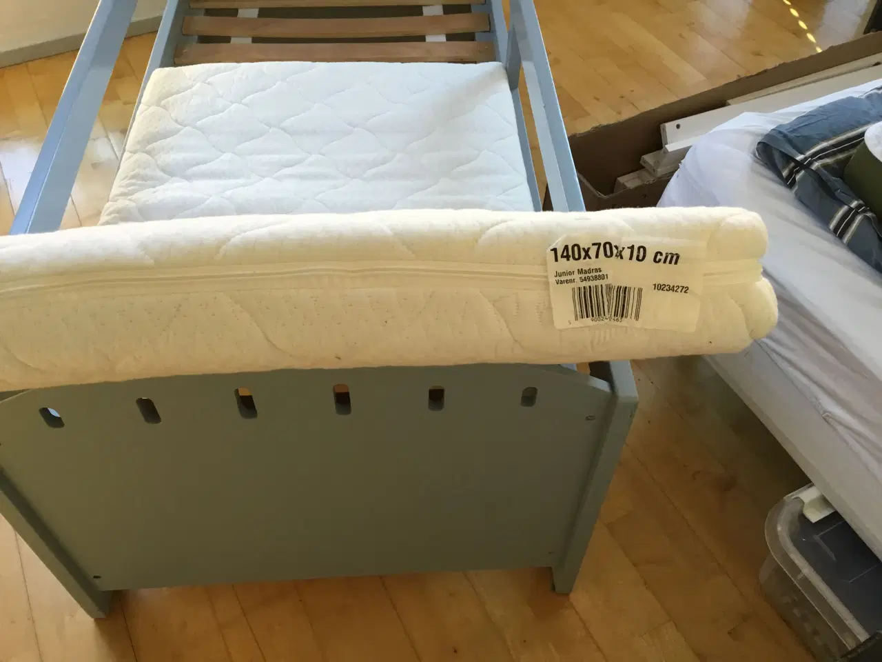 Billede 3 - Junior seng med Madres 140 + 70+10 cm.