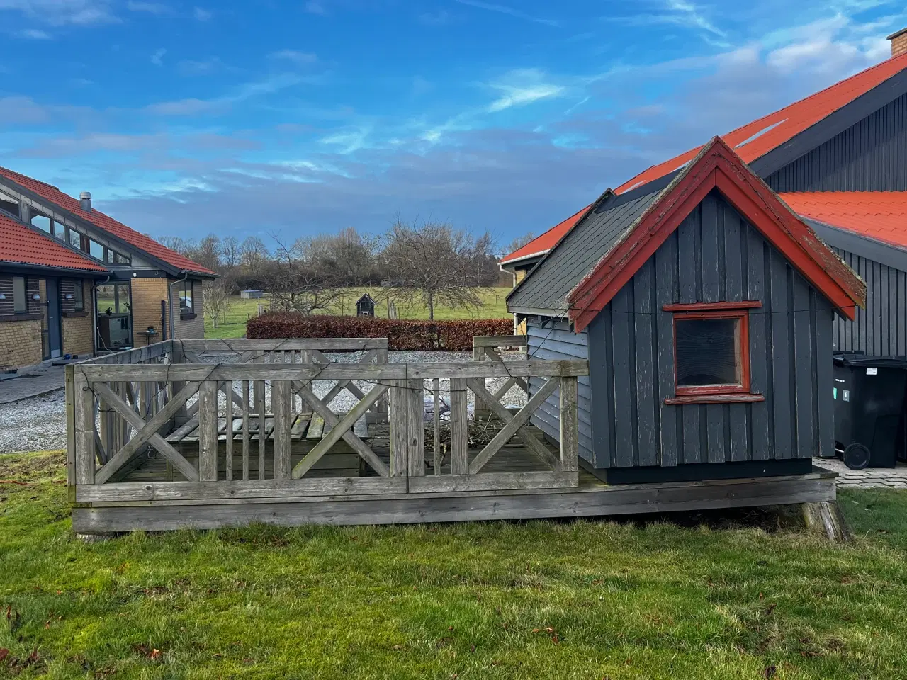 Billede 1 - LEGEHUS med sandkasse