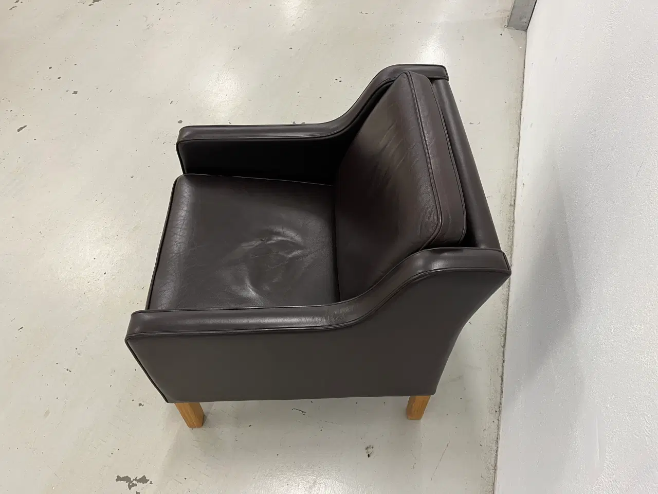 Billede 7 - Mogens Hansen MH195 lav stol i Dark Brown læder.