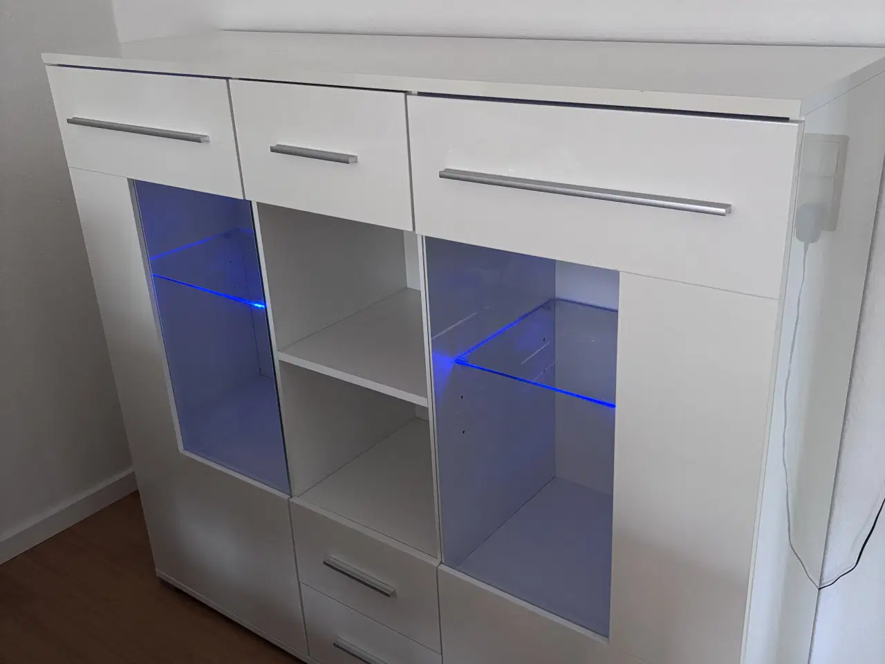 Billede 2 - Hvid skænk