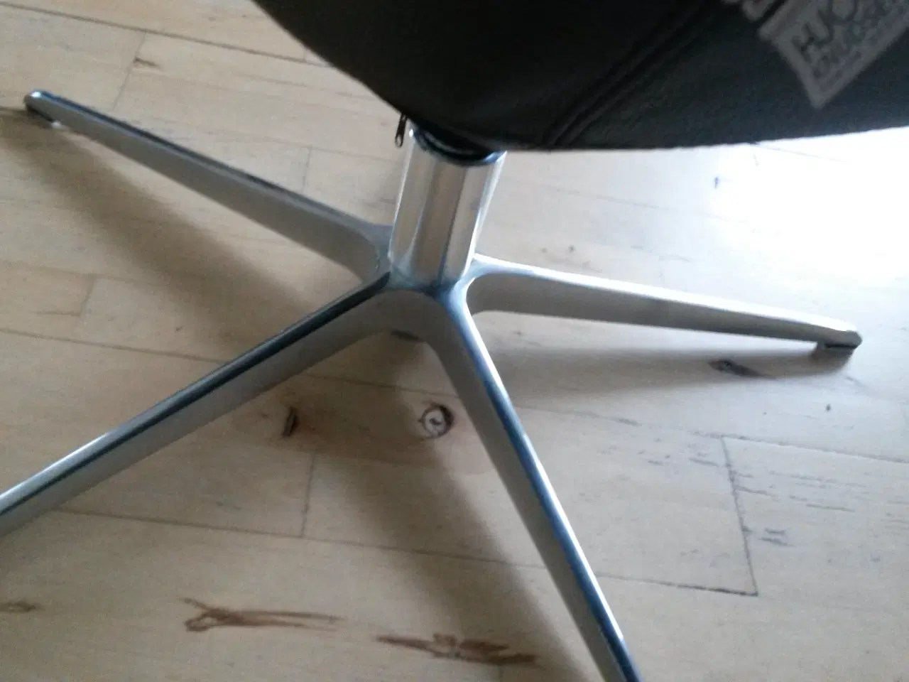 Billede 4 - helt ny hjort knudsen læderstol på børstet sokkel
