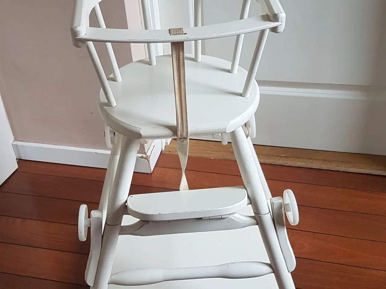 Billede 2 - Højstol i træ, farve hvid.