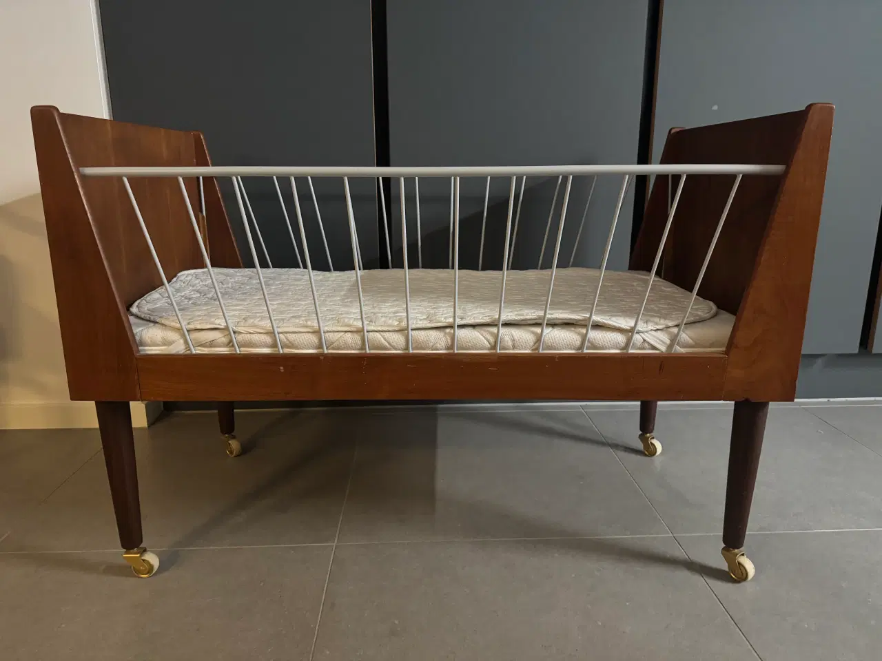 Billede 1 - Tremmeseng i teaktræ (generationsseng)