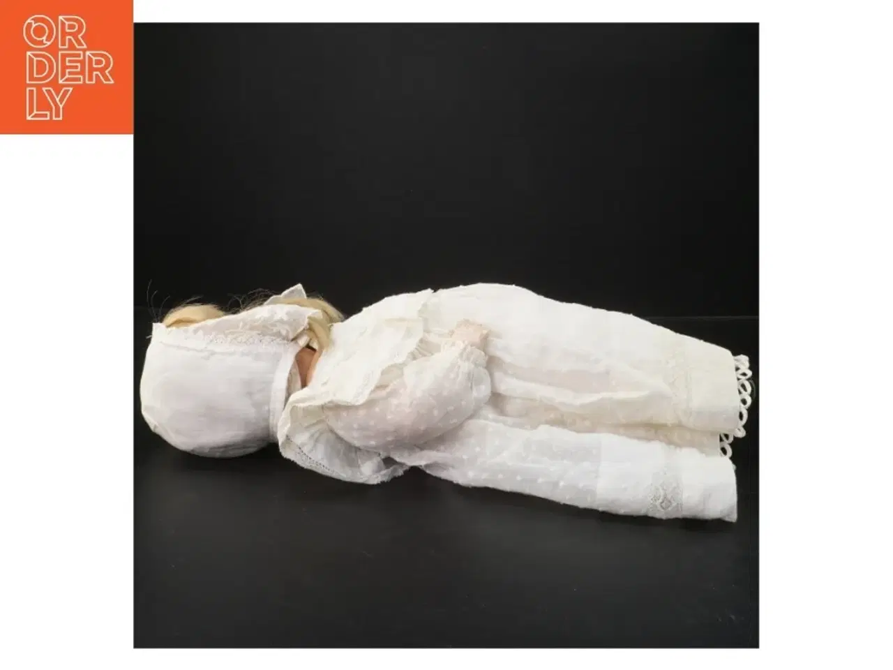 Billede 2 - Porcelænsdukke med hvid kjole og hætte (str. 38x16 cm)