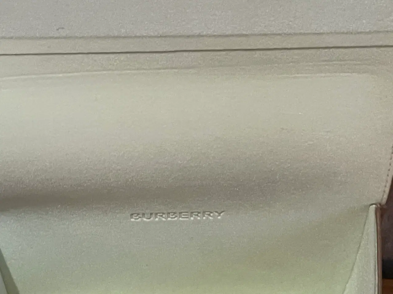 Billede 4 - Burberry solbrille & brille etui 2 stk