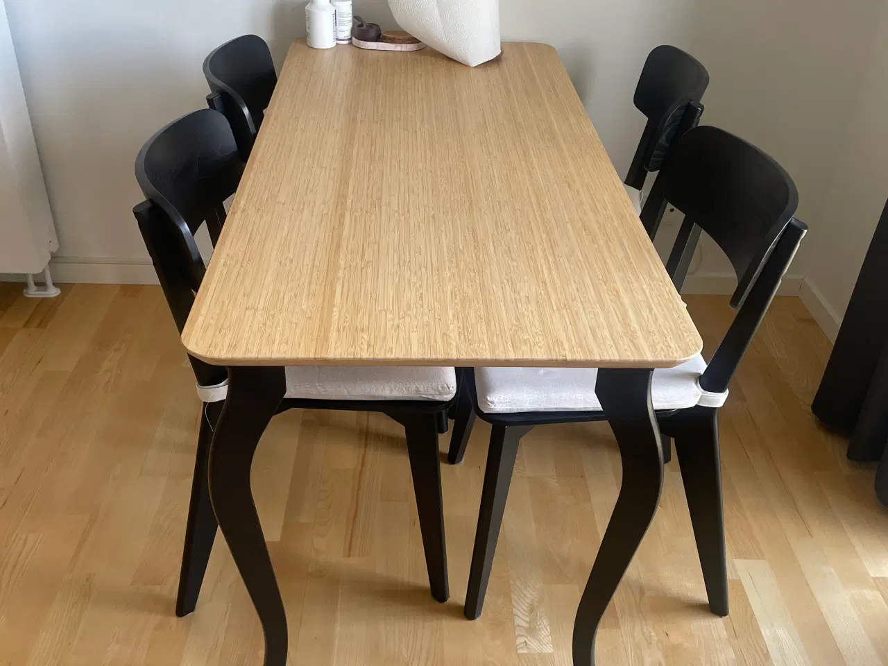 Billede 1 - Spisebord og fire stole