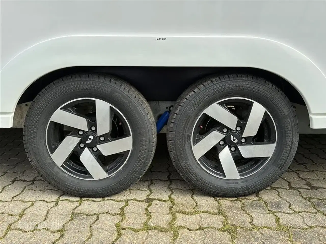 Billede 3 - 2026 - Adria Adora 663 UT Alde   ALDE centralvarme, elektrisk gulvvarme, frontkøkken, rundsiddegruppe, SmartBox gaskasse opbevaring, stort køleskab, enkeltsenge