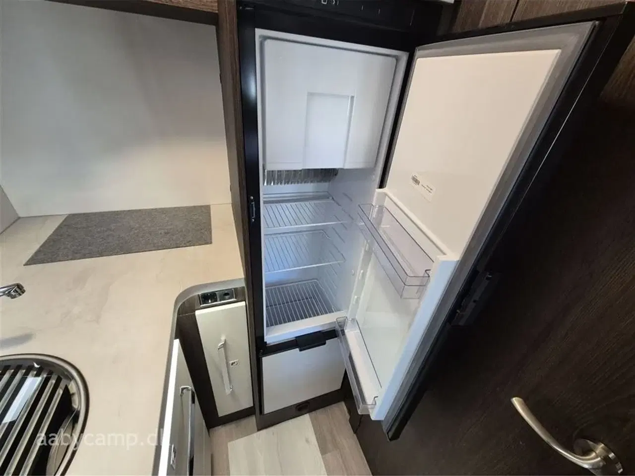 Billede 14 - 2020 - Benimar Tessoro 481 Aut.   Nk pakke. Automatgear. solcelle. Lithium Batteri. 2000w Inverter. Markise. A/C i bodel. Elektriske støtteben. Bemærk kun 20,000 Km!!!!!