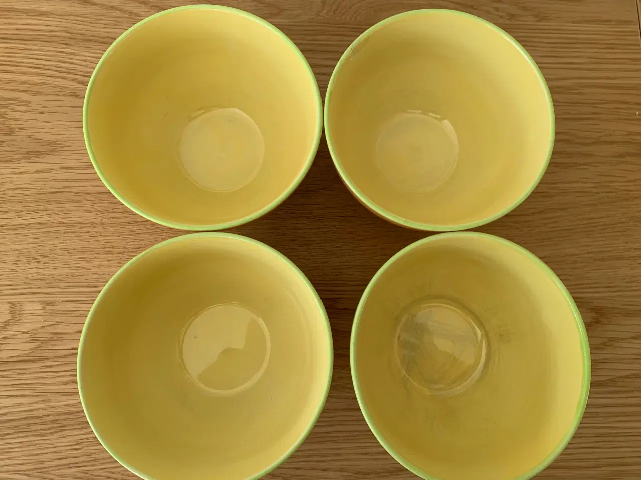 Billede 3 - 4 skåle, citrongule indvendig og orange udenpå