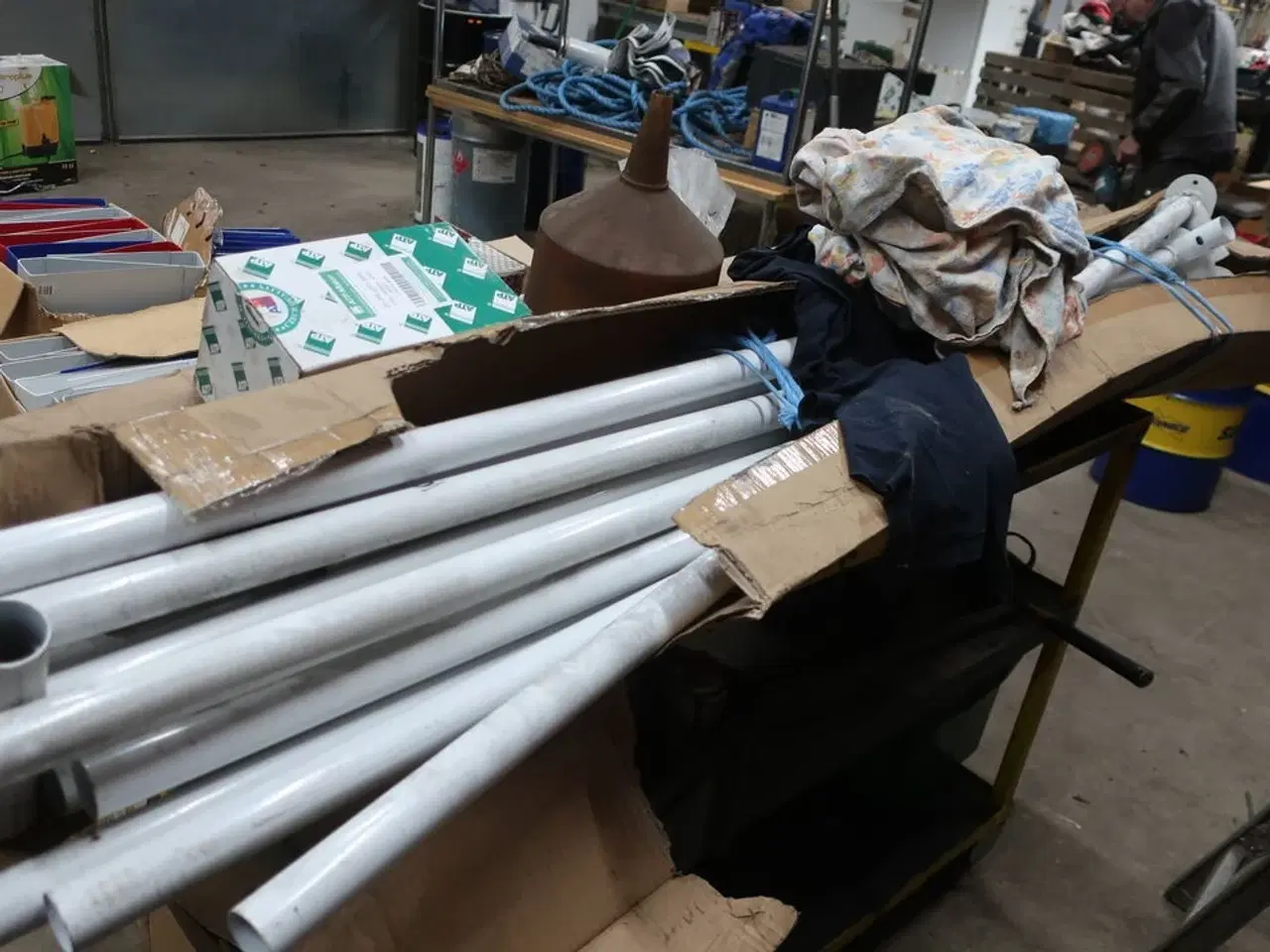 Billede 4 - Kasser med dele til telt (vides ikke om det er komplet)