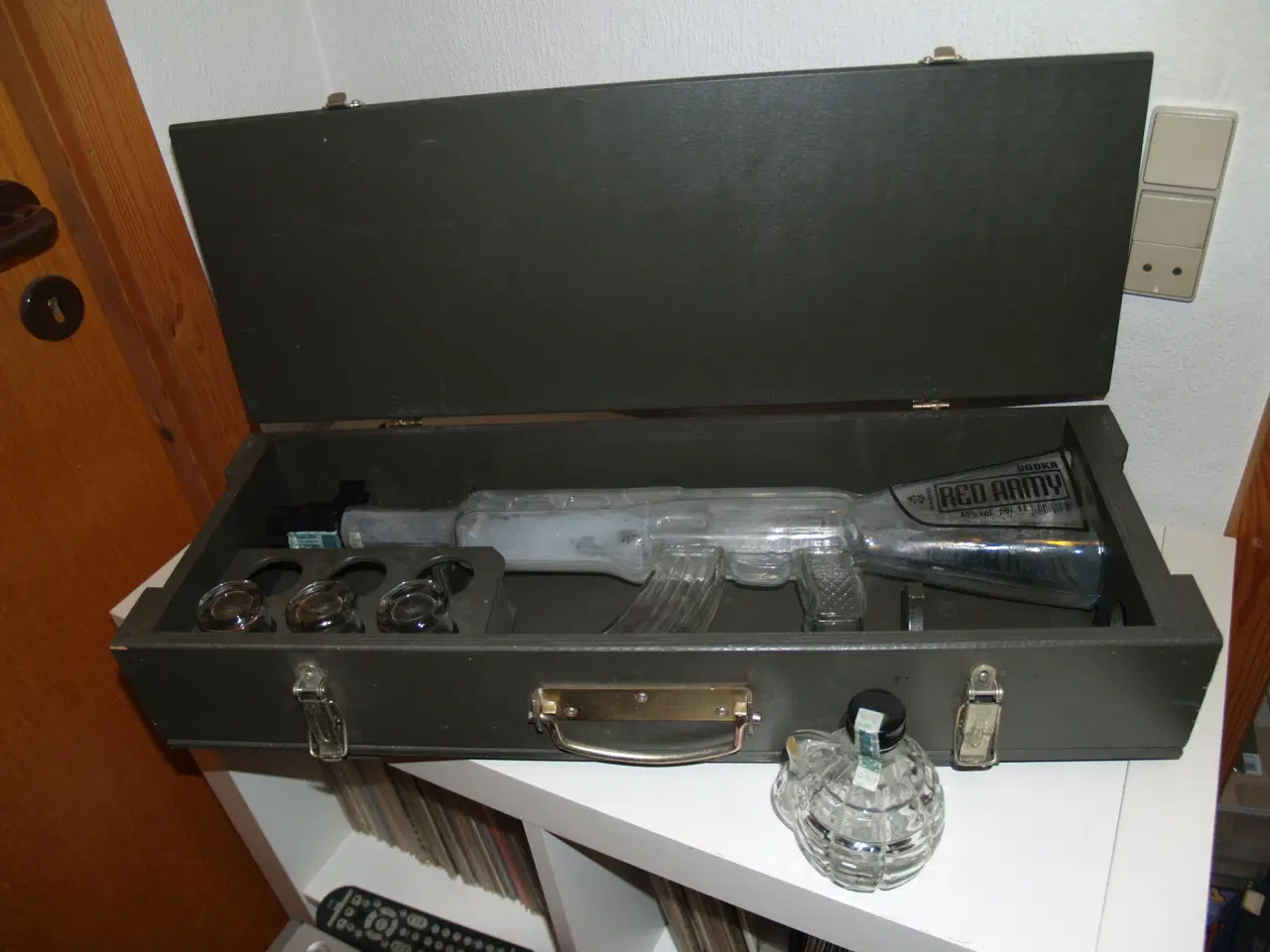 Billede 2 - Militær kasse med gevær af glas.