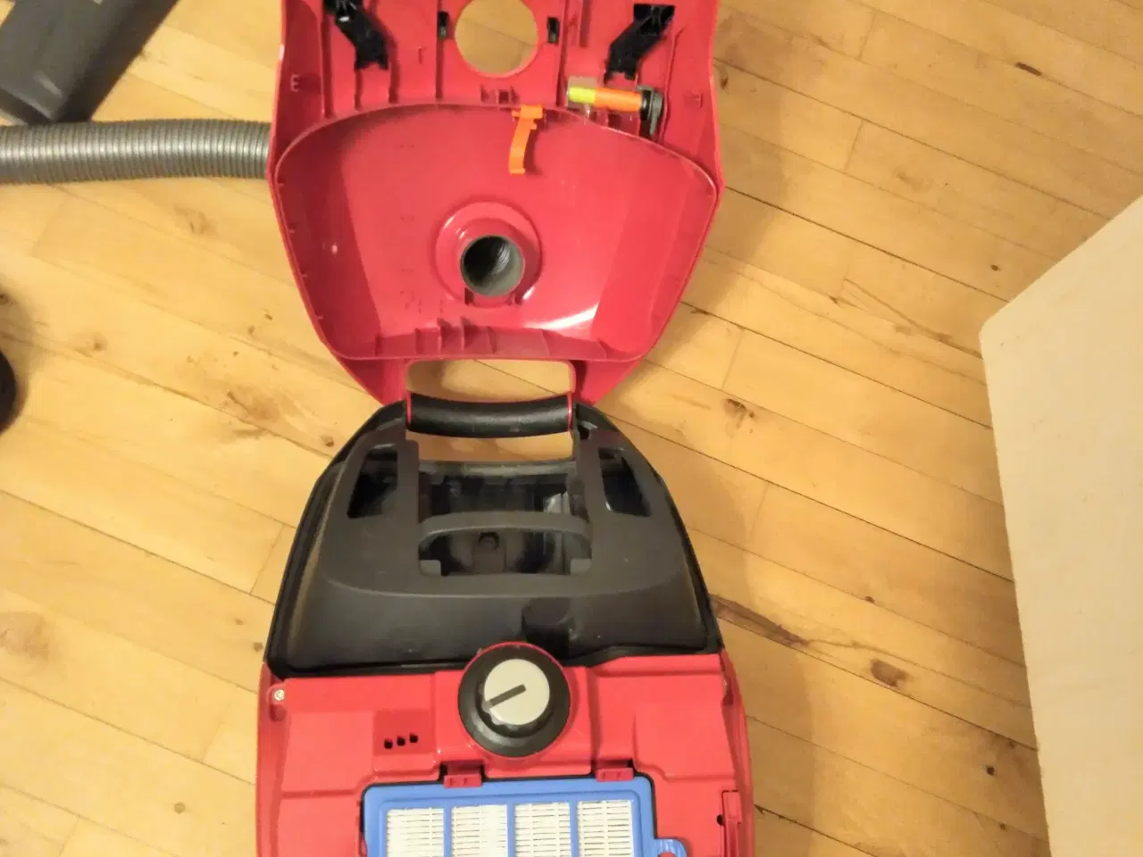 Billede 6 - Rød støvsuger næsten som ny