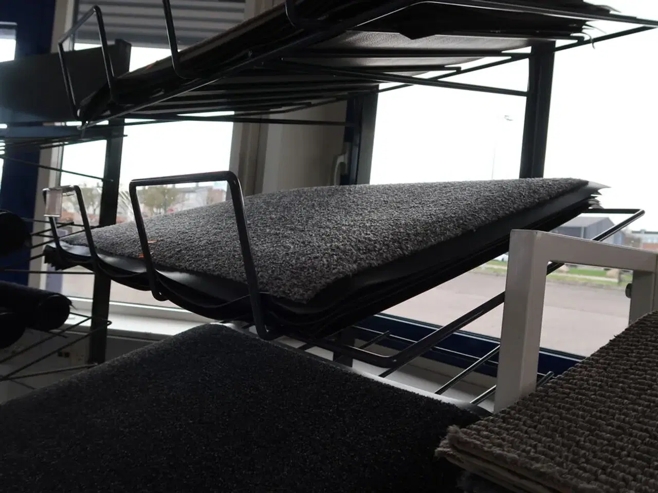 Billede 2 - Hylde med dørmåtter