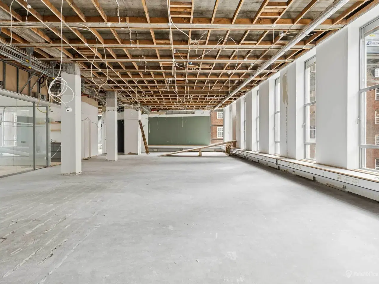 Billede 6 - Markant og eksponeret kontorhus med nem adgang til offentlig transport og parkeringsmuligheder.