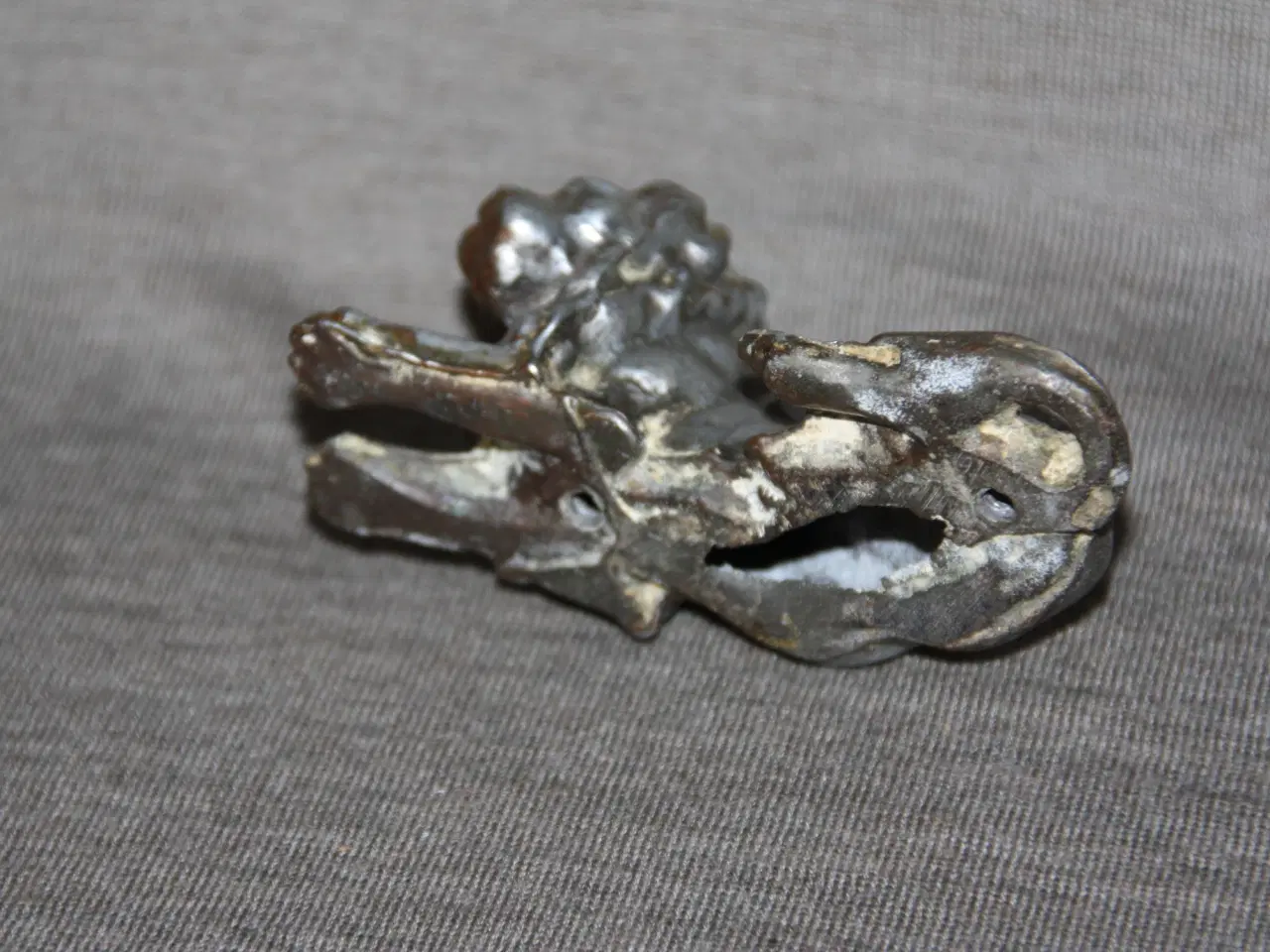 Billede 5 - Løve figur i metal længde 10,5 cm brugt stand