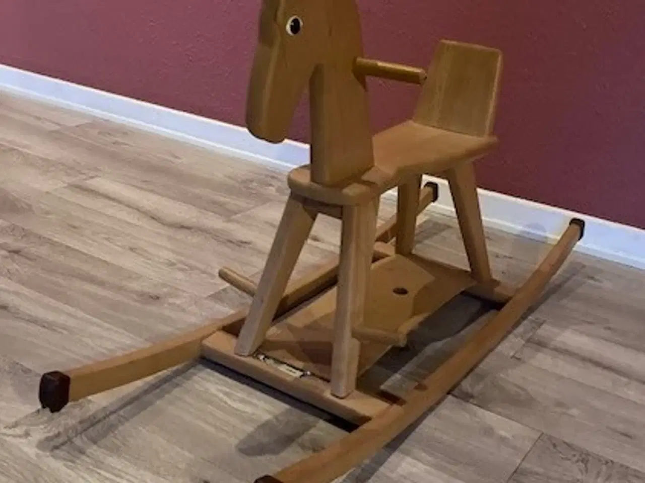 Billede 3 - Gyngehest i lakeret bøg