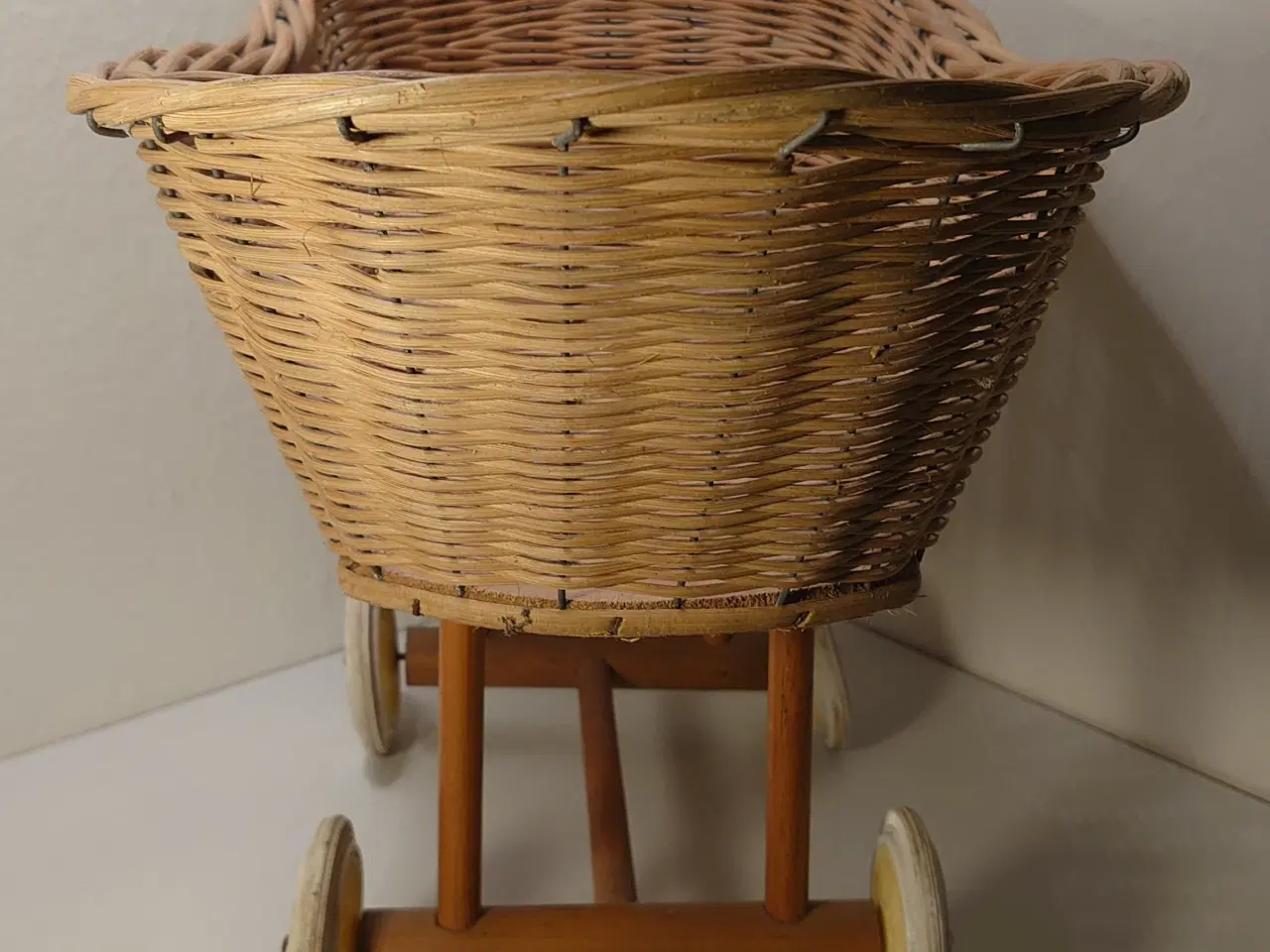 Billede 3 - vintage dukkeseng i rattan(flet) på hjul 
