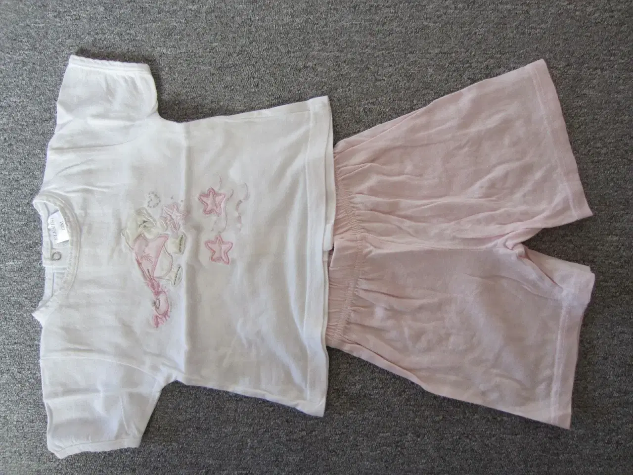 Billede 1 - Hvid bluse og lyserøde shorts str. 86