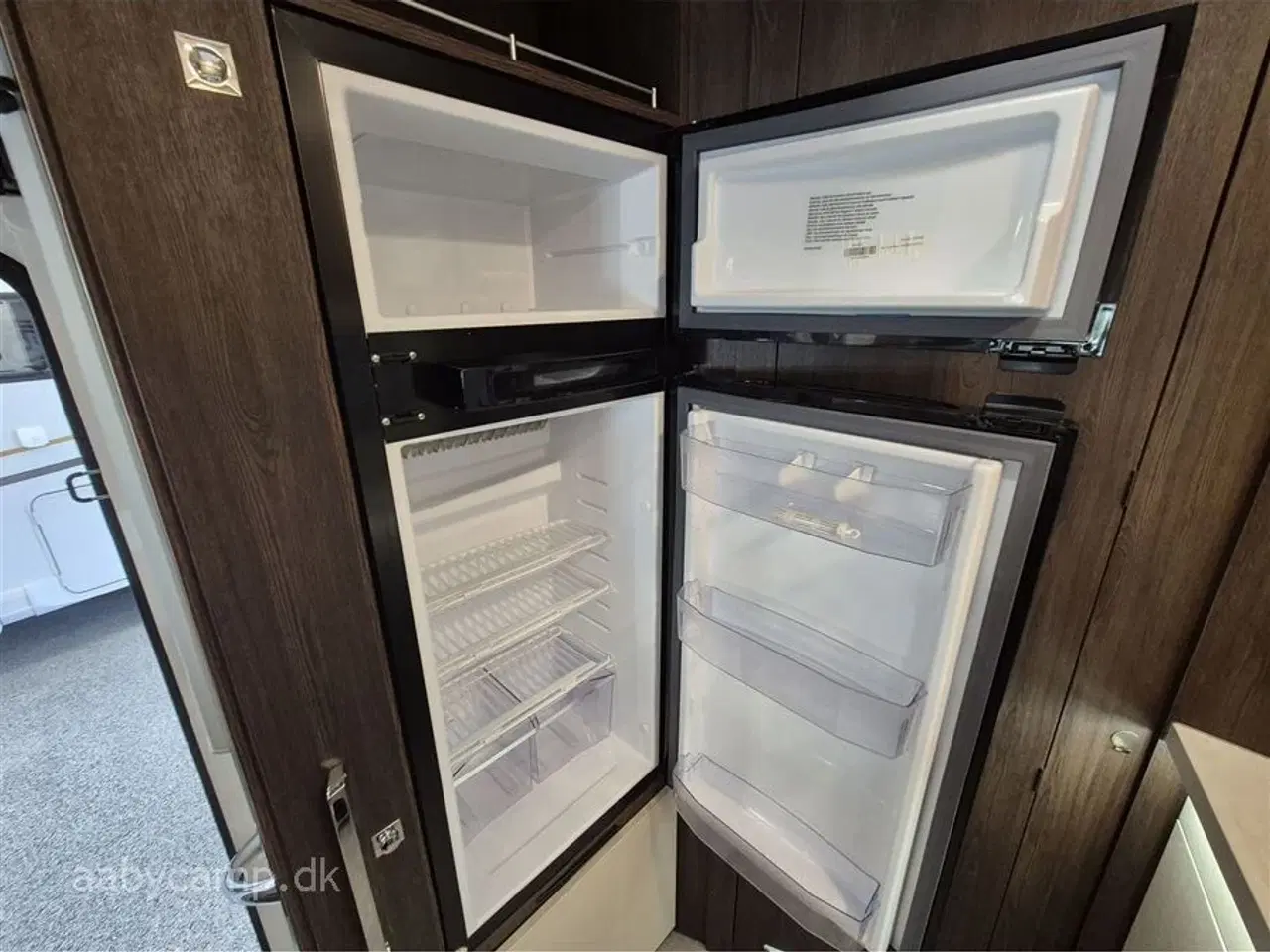 Billede 15 - 2020 - Benimar Tessoro 487   Nk pakke. Automatgear. Solcelle. 2x batteri. 2000W Inverter. elektriske støtteben.  Thetford ovn. sommer/vinterhjul. fuld service.  Kun 40,000 Km!!!