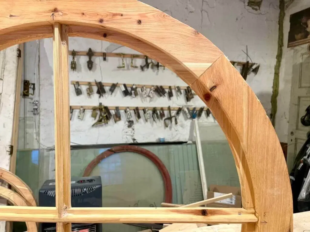 Billede 4 - Nylavet, rundt vindue m. smalle sprosser