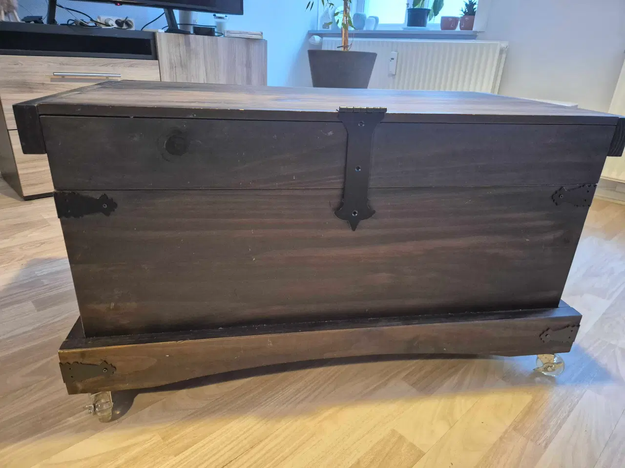 Billede 1 - Mørk trækiste med hjul