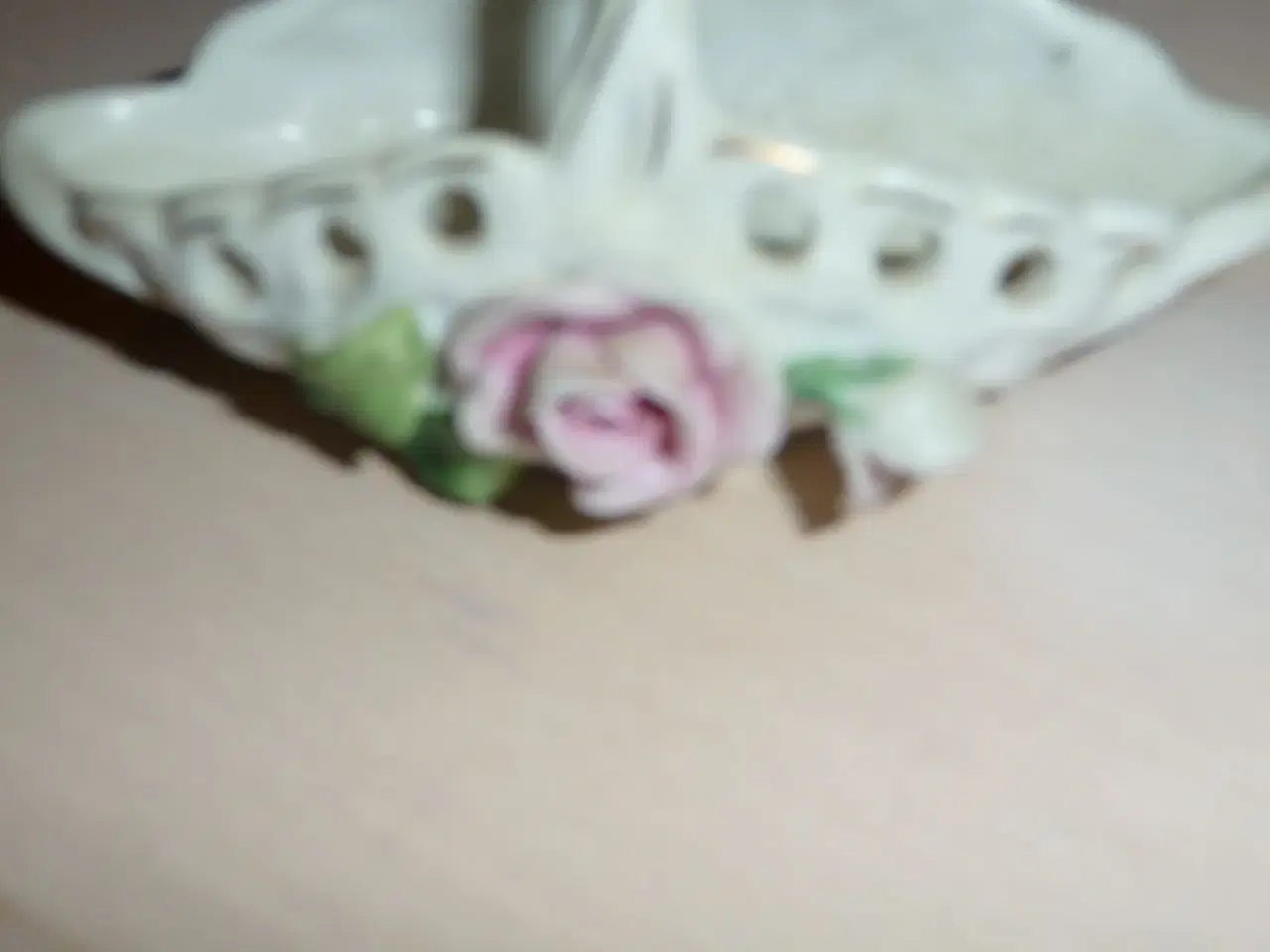 Billede 5 - lille porcelæn kurv med porcelæn roser p