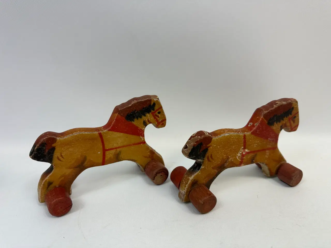 Billede 8 - 2 stk. vintage heste på hjul i træ