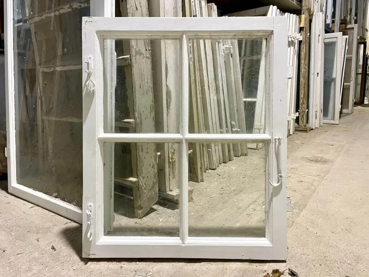 Billede 2 - 4-ruders vinduesramme fra ambassade