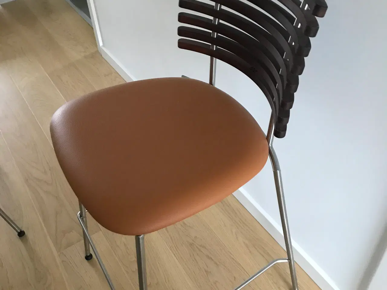 Billede 4 - Flot Naver spisebord i valnødde træ med 4 stole