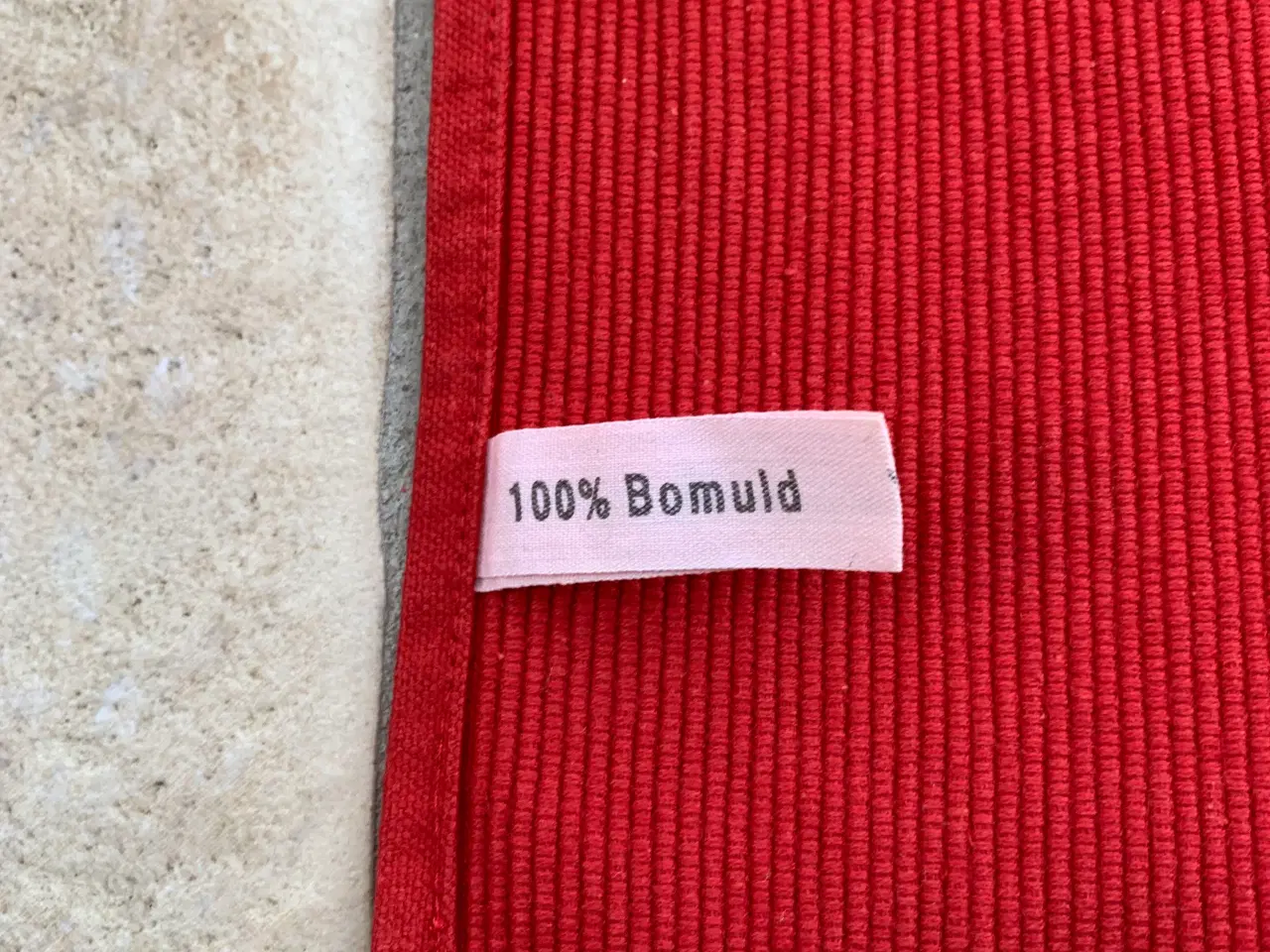 Billede 3 - 4 stk dækkeservietter i rød farve. 