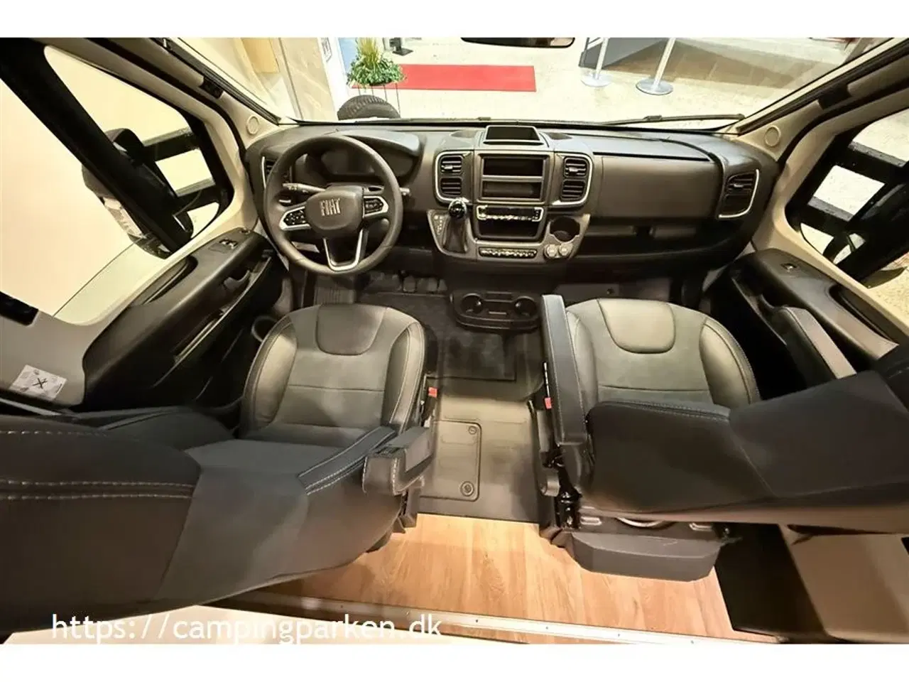 Billede 3 - 2025 - Dethleffs   Superflot Jubilæumsmodel. Ægte læder og alcantara, automatgear, lave enkeltsenge, 6,71 m lang