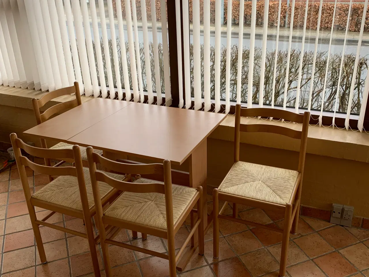 Billede 2 - Spisebord med 4 stole bøg
