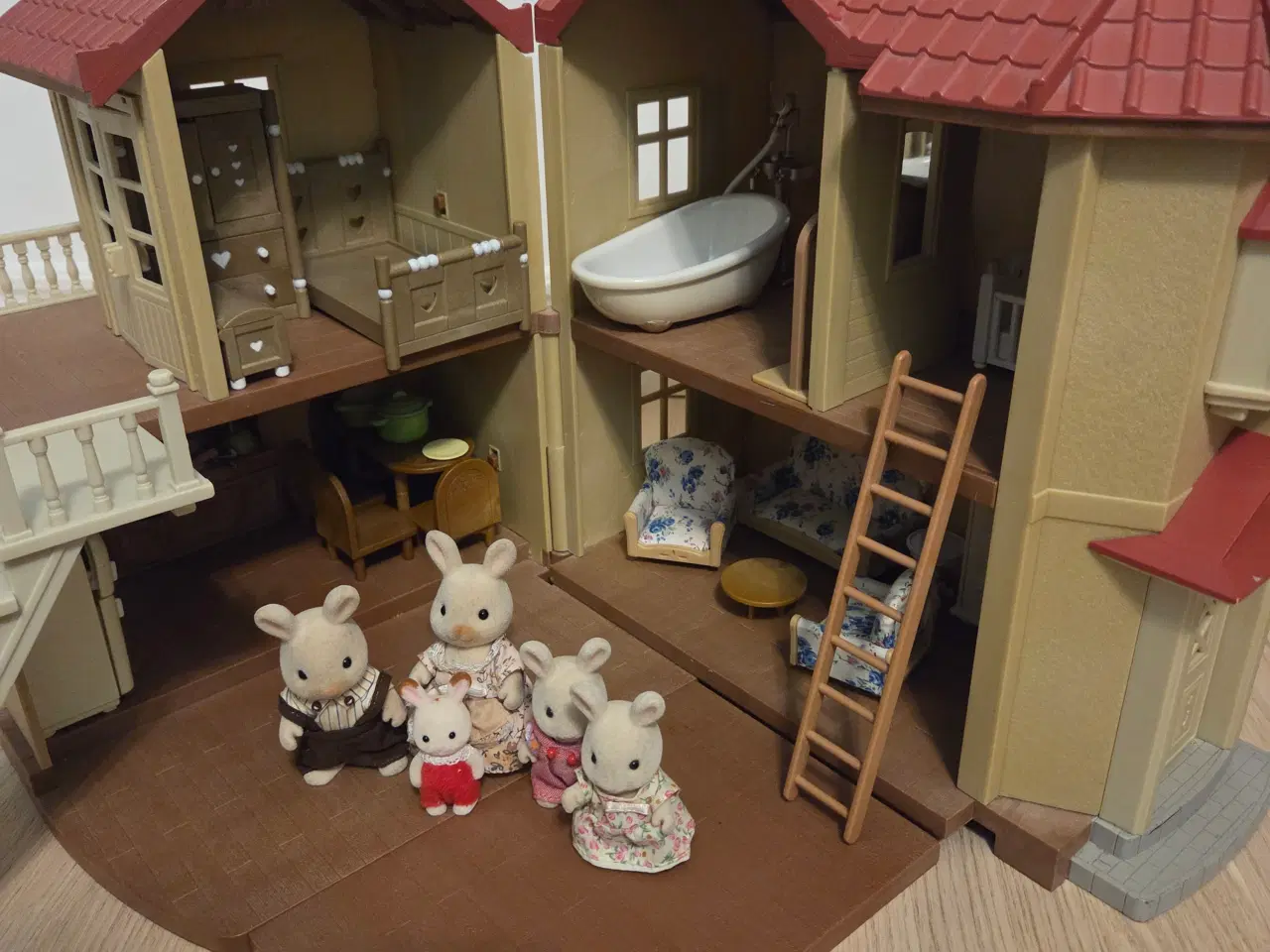 Billede 1 - Sylvanian hus med mange møbler