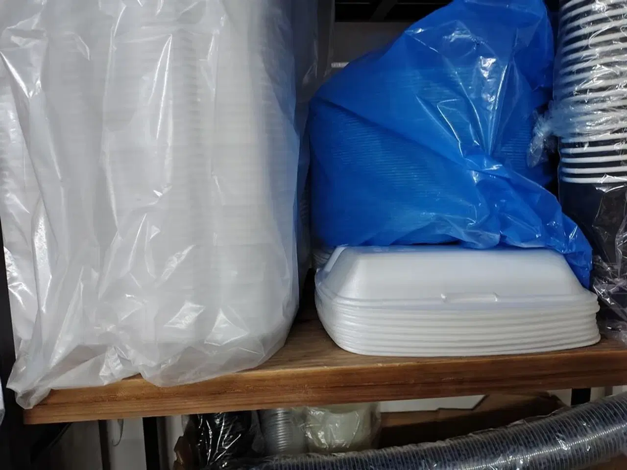 Billede 6 - Reol med indhold