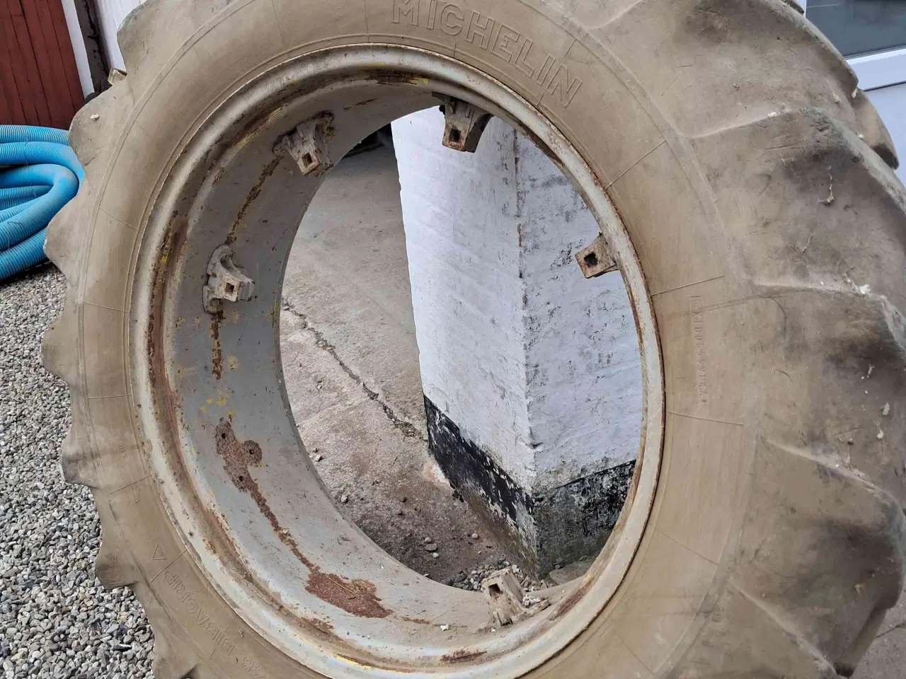 Billede 3 - Traktordæk 16.9 x 38 Michelin. 2. stk