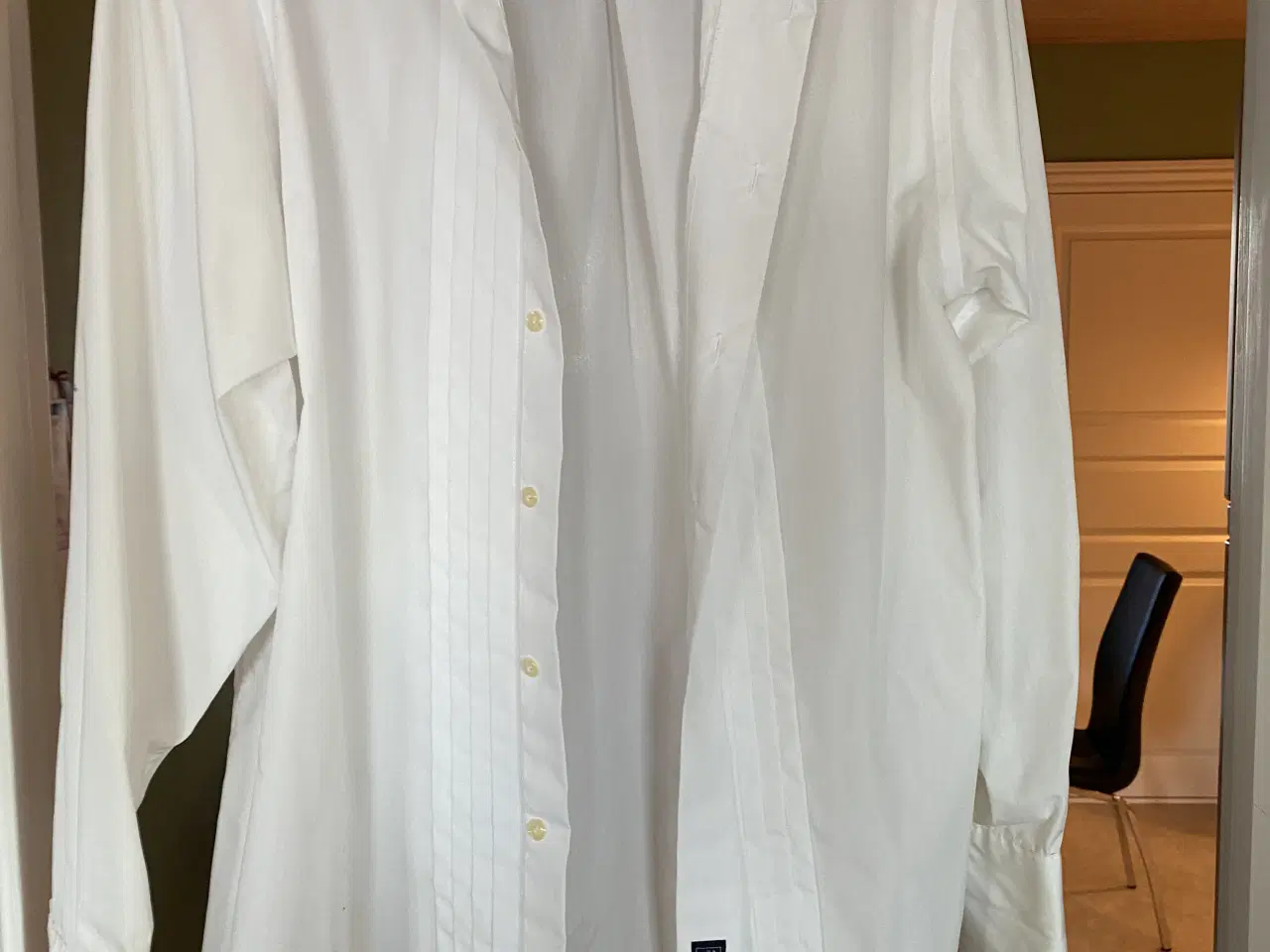 Billede 2 - Sort smoking med hvid skjorte