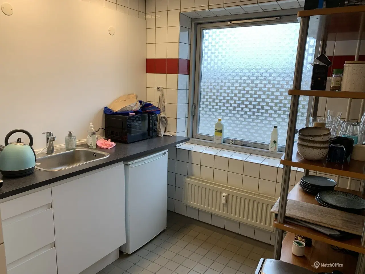 Billede 11 - Højloftet lager. showroom med port samt stort kontor