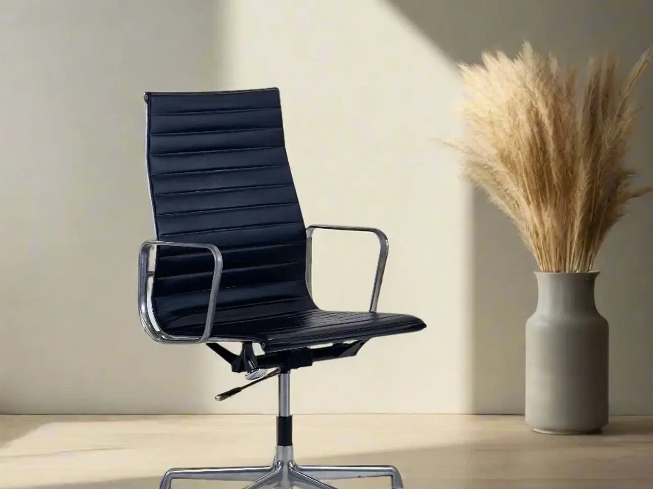 Billede 2 - Vitra Aluminium EA 119 Kontorstol med Swivel, Armlæn og Vippe Mekanisme